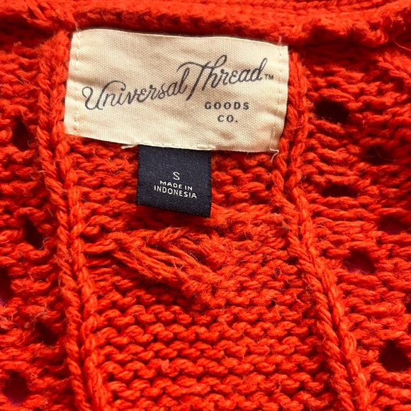 Universal Thread Cropped Button-Down Cable Knit Cardigan in red - Picture 6 of 6